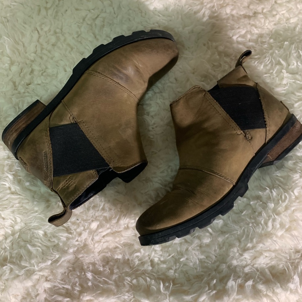 Sorel Emelie Chelsea Ankle Boot (size 7.5/8)
